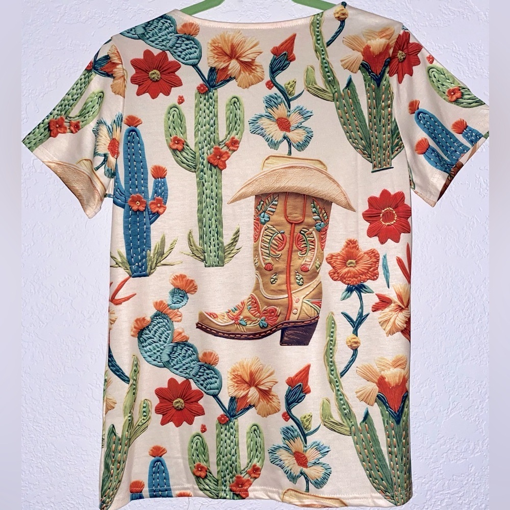 🆕 🚩 NWOT Cowgirl Short Sleeve Print Tee-Shirt. Size: Small - Picture 2 of 8